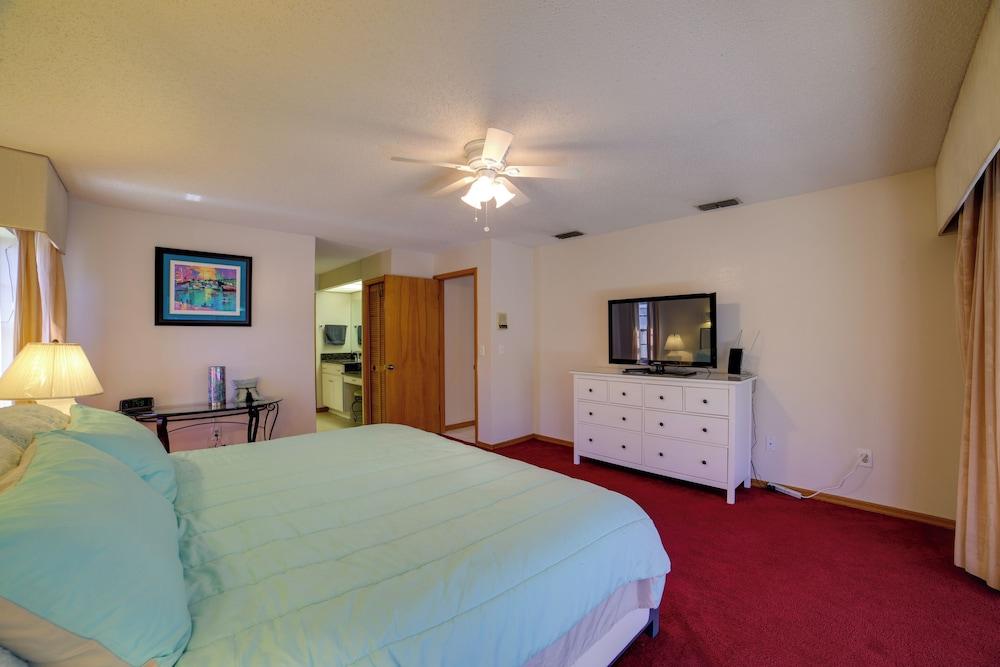 Relaxing Tampa Abode w/ Screened Lanai & Pool