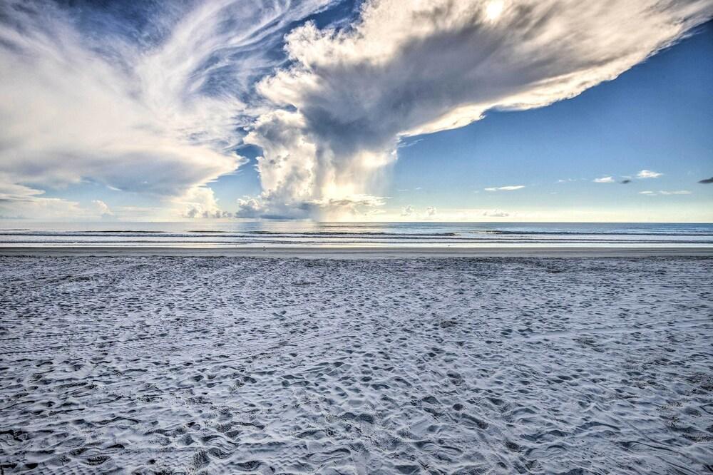 Beachfront Studio w/ Community Indoor Pool!