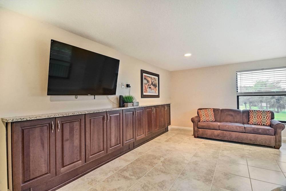 On-site Pond: Sleek Largo Studio < 7 Mi to Beach!