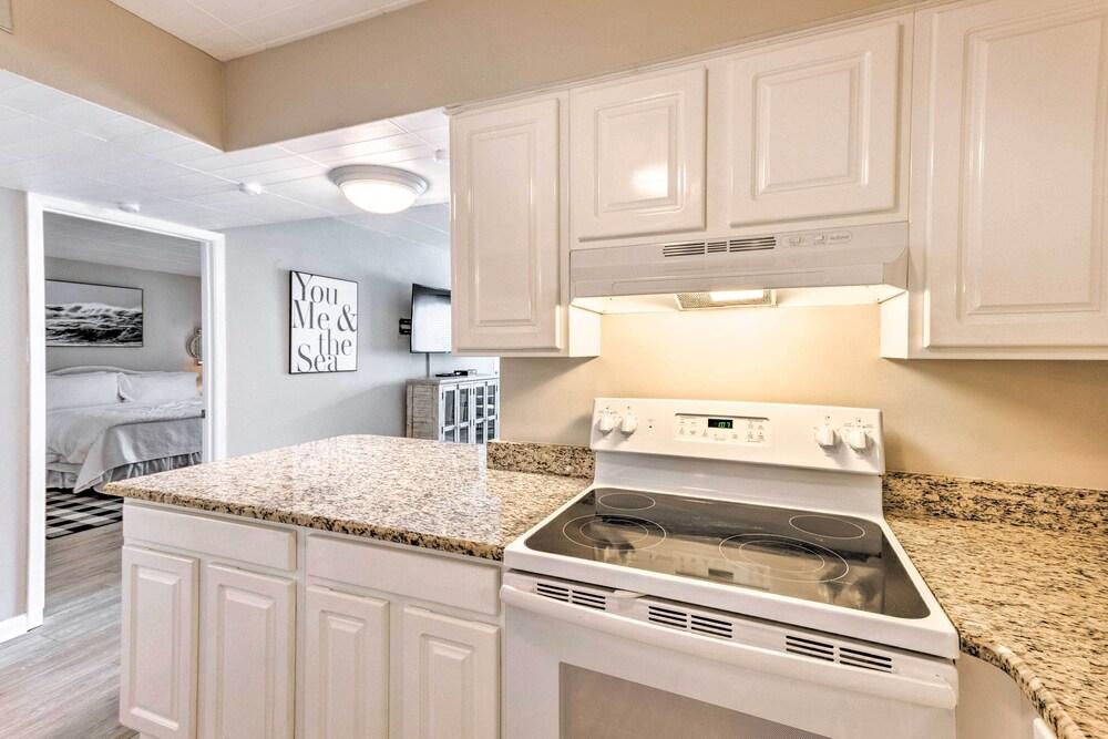 Sunny Destin Condo w/ Pool & Beach Access!