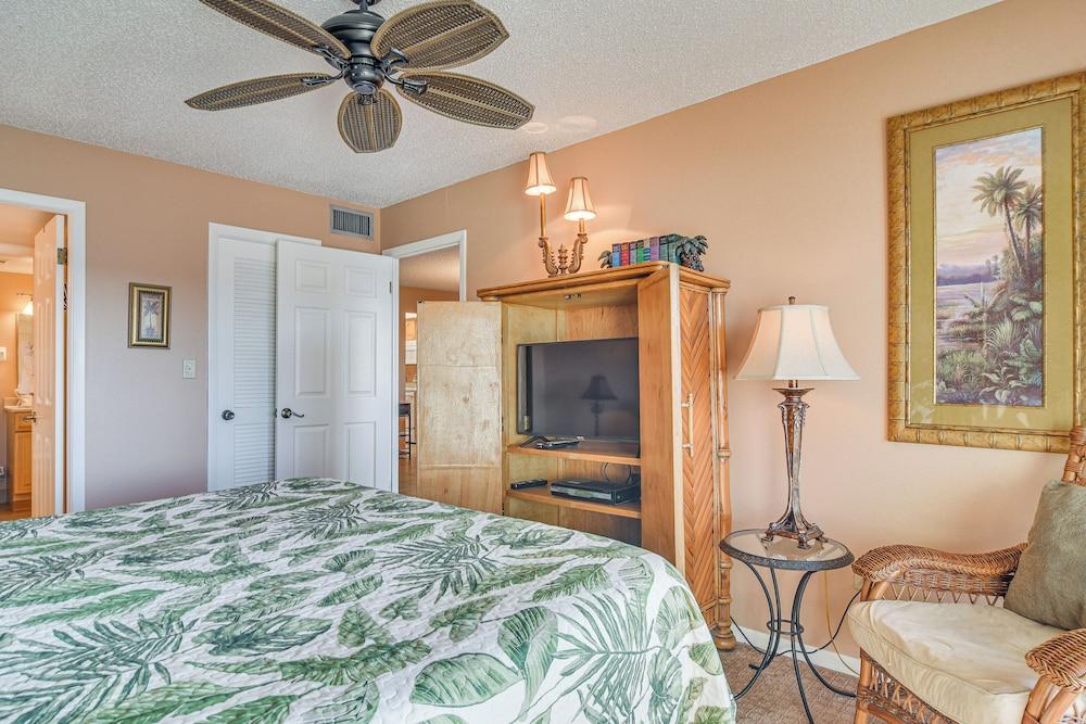 Waterfront Condo w/ Patio & Pool on Madeira Beach!