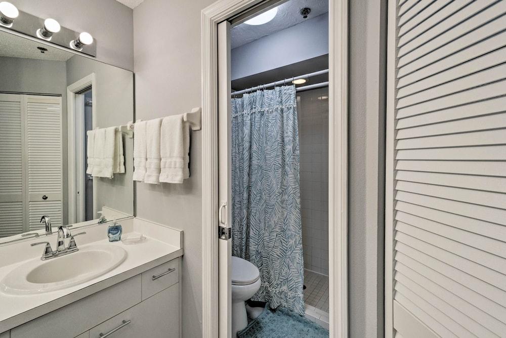 Walk to Manatee Public Beach: Cozy Getaway!