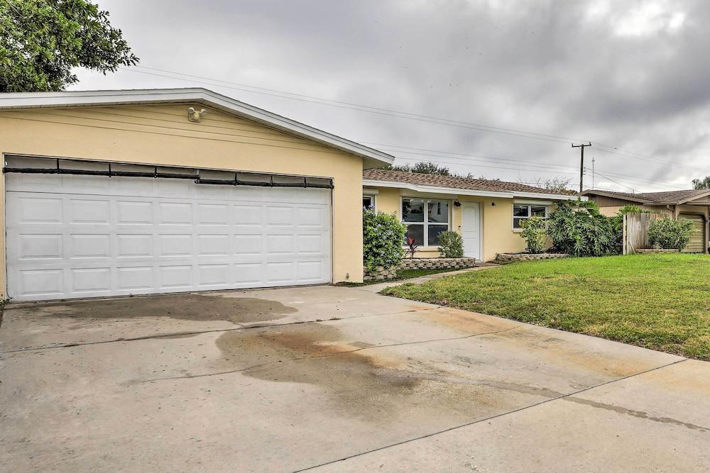 Bradenton Home w/ Beautiful Yard: 4 Mi to Downtown