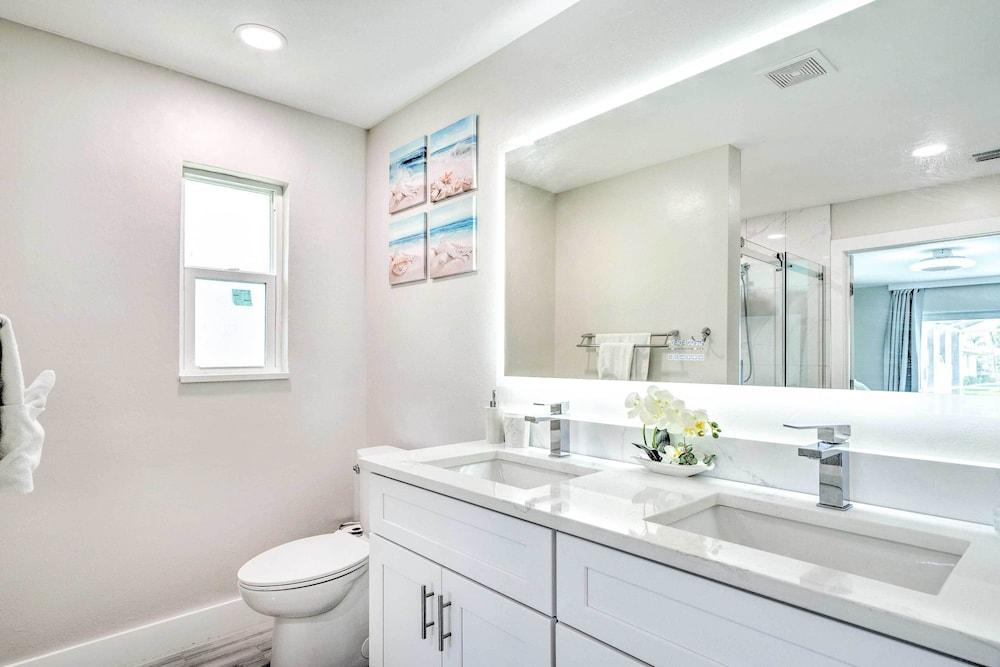 Outdoor Entertainment Oasis: Cape Coral Home