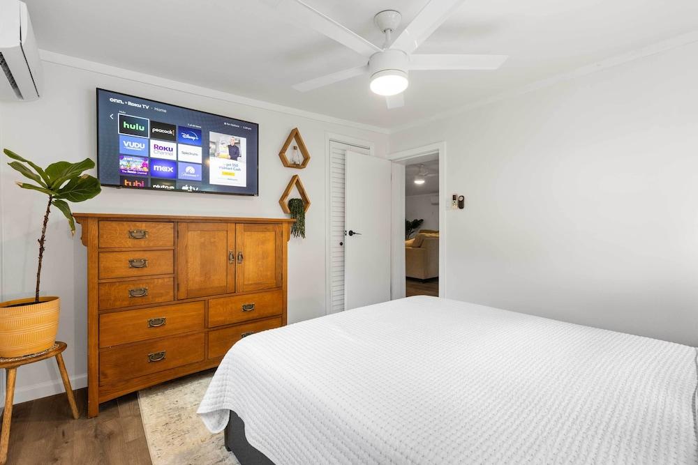 4 Mi to Dtwn: Jensen Beach Cottage