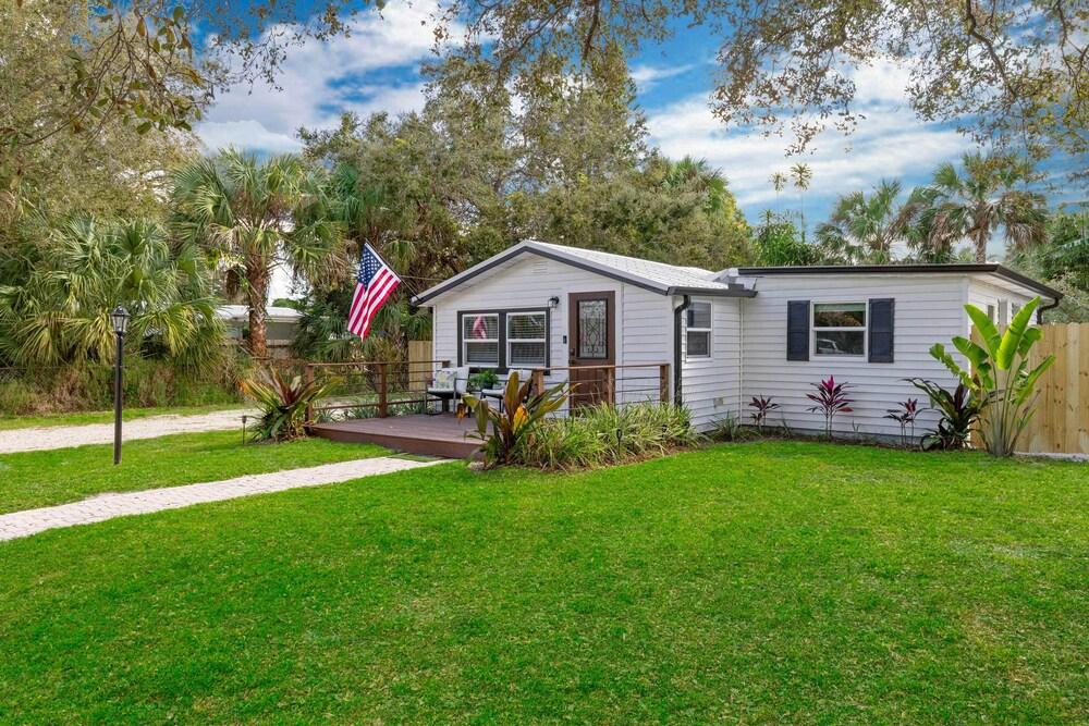 4 Mi to Dtwn: Jensen Beach Cottage