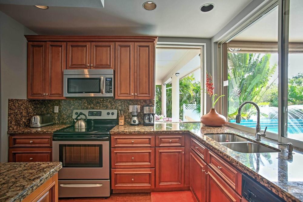 Walk to Private Beach: Poolside Oasis in Pompano