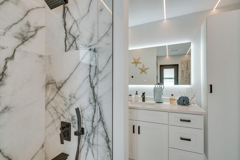 Private Pool: Modern Canalfront Home in Cape Coral