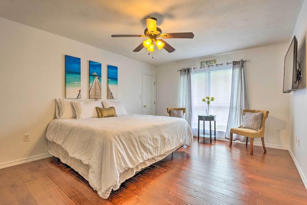 Updated Townhome w/ Deck ~ 12 Mi to Beaches!