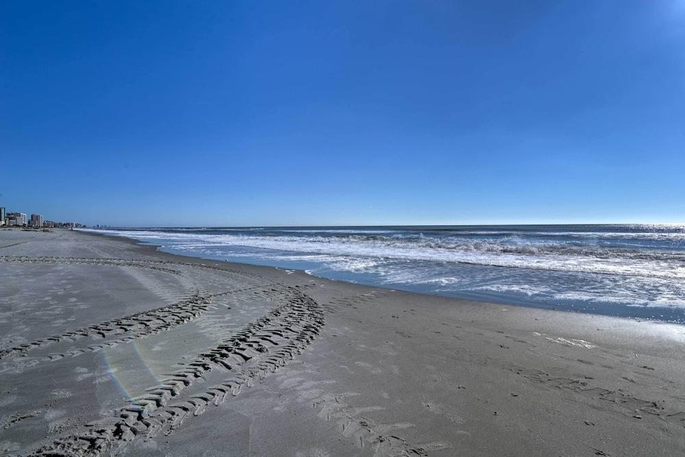 2 Mi to Barefoot Landing! 'bailey's Beach Cottage'