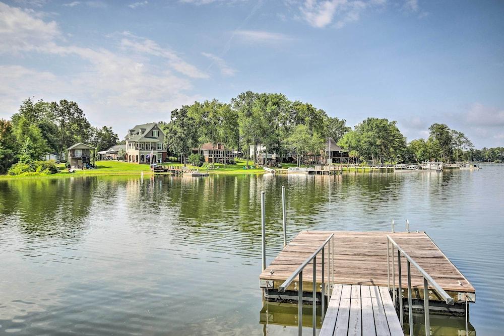 Adorable Lakefront Cottage w/ Dock & Grill!