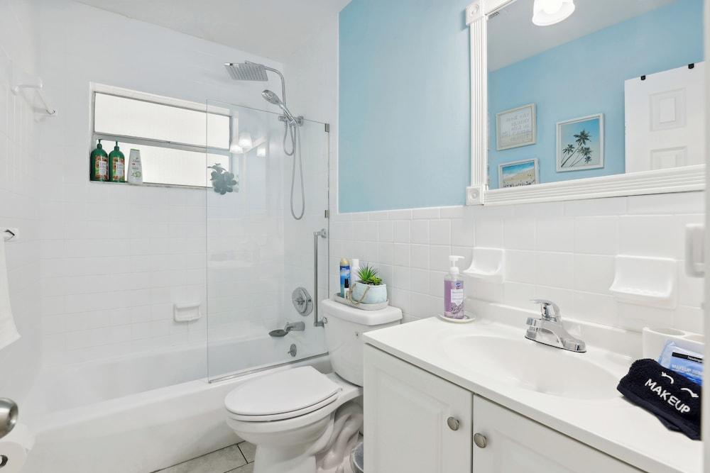 Boat Lovers Paradise: Walk to Private Beach!