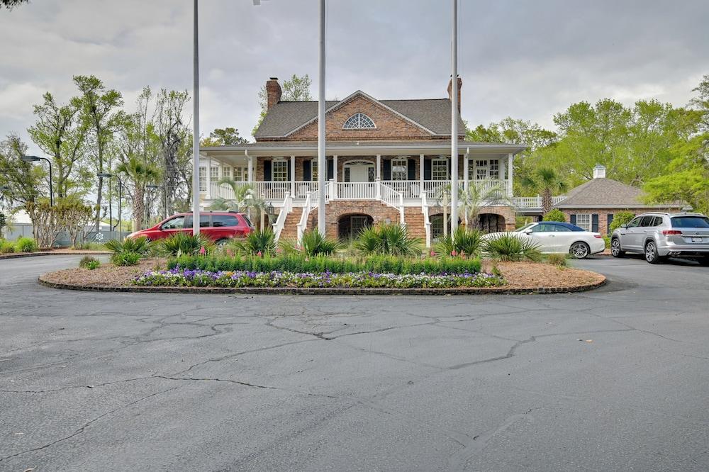 Cottage w/ Deck & Pool Access ~ 6 Mi to Beach