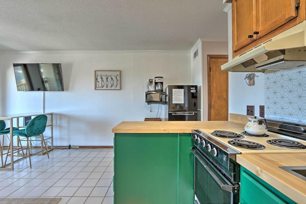 Pool, Spa & Dining: Beach Condo in Hilton Head!