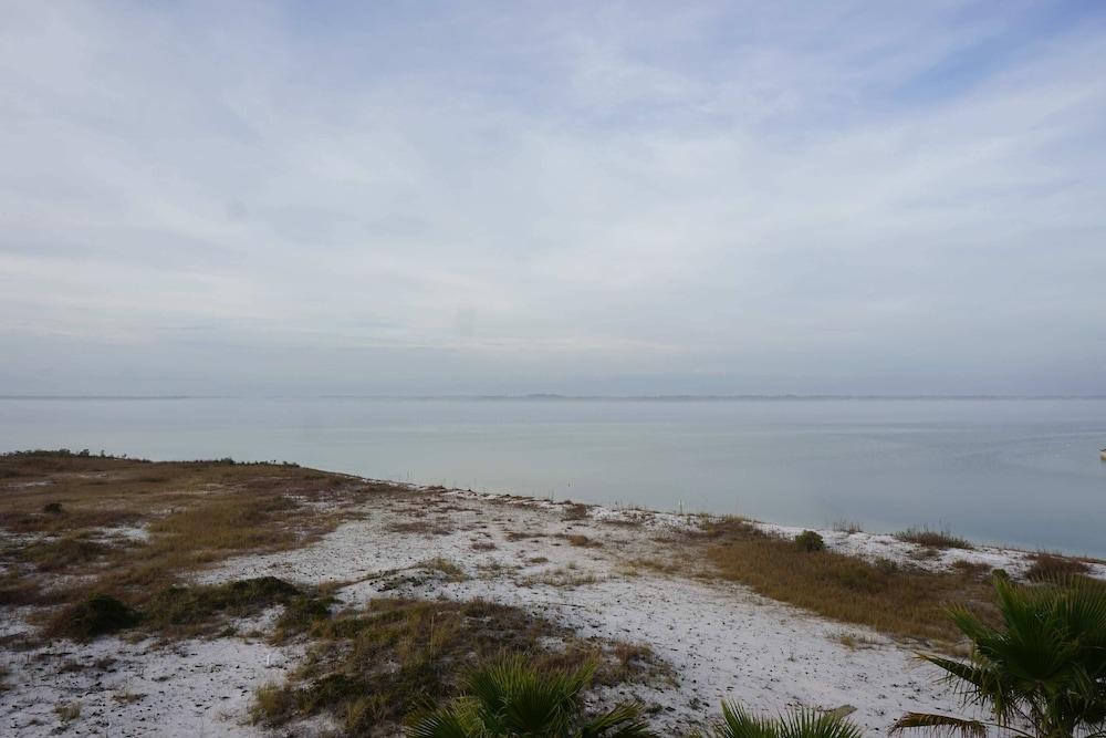 Emerald Hideaway Renovated Condo in Navarre Beach