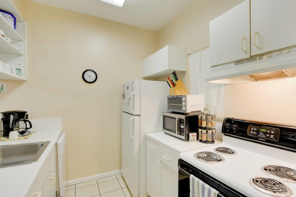 Ft Lauderdale Area Condo - Walk to Beach & Shops!