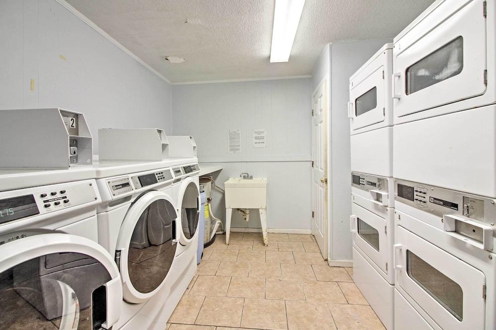 Hilton Head Condo w/ Covered Balcony + Pool Access