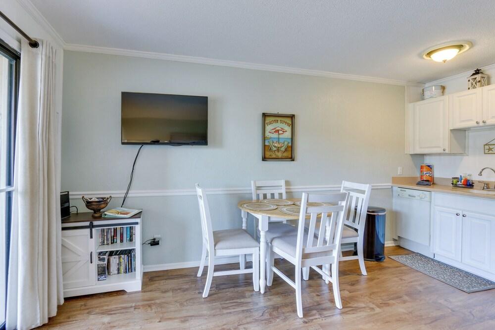 Hilton Head Island Resort Condo - Steps to Beach!