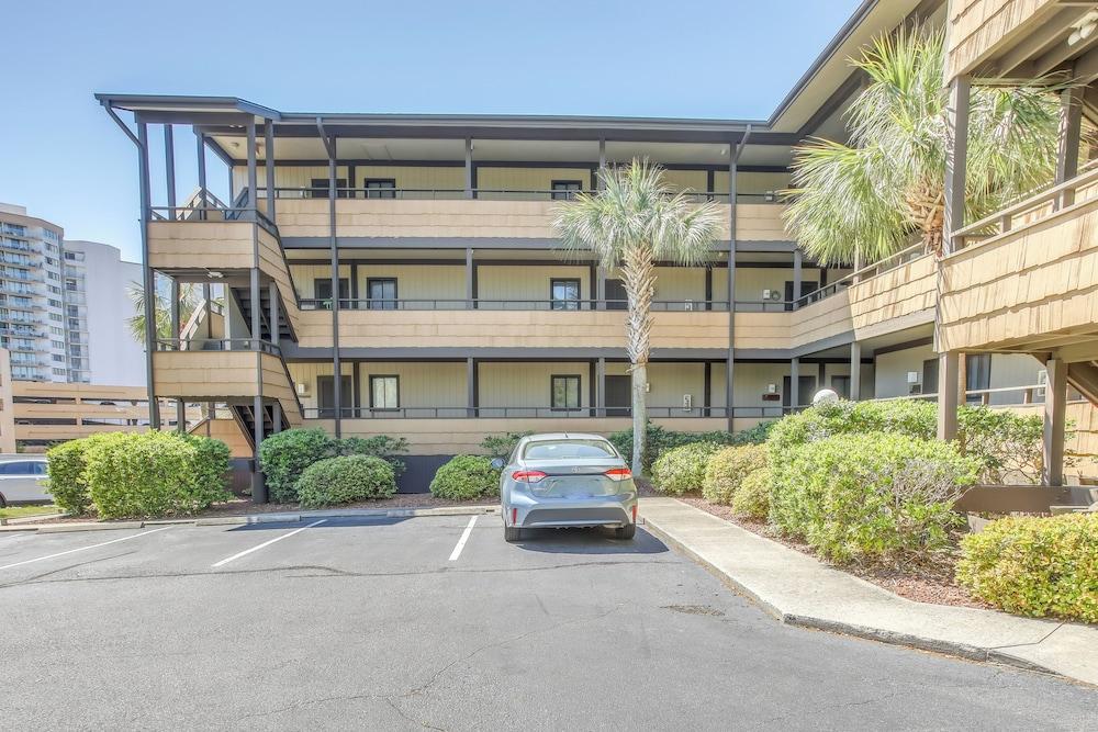 Walk to Beach: Myrtle Beach Condo w/ Pool!