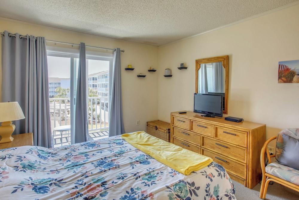 Walk to Ocean: Myrtle Beach Condo w/ Screened Deck