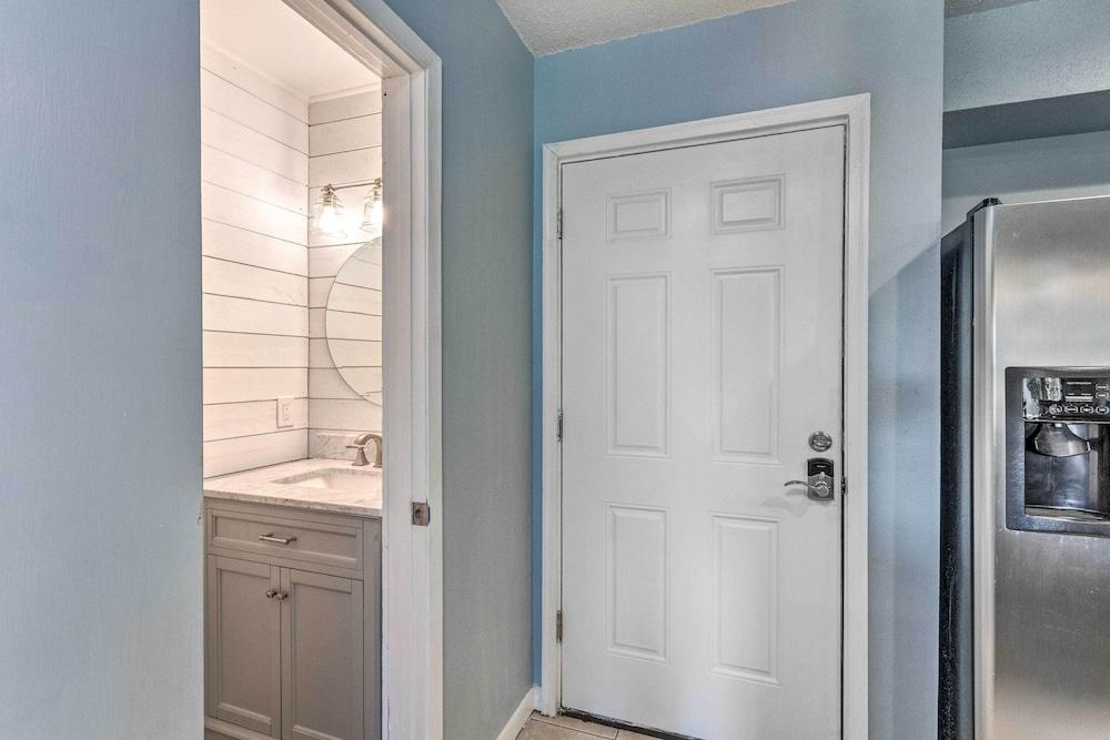 Stylish Bayfront Townhome < 10 Mi to Beach!