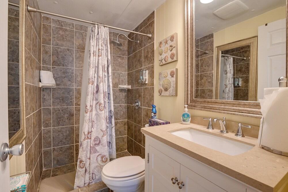 Walk to Ocean: Surfside Beach Home w/ Pool Access