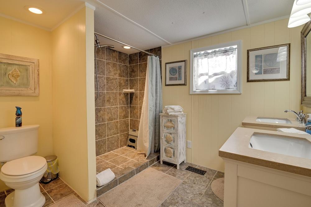 Walk to Ocean: Surfside Beach Home w/ Pool Access