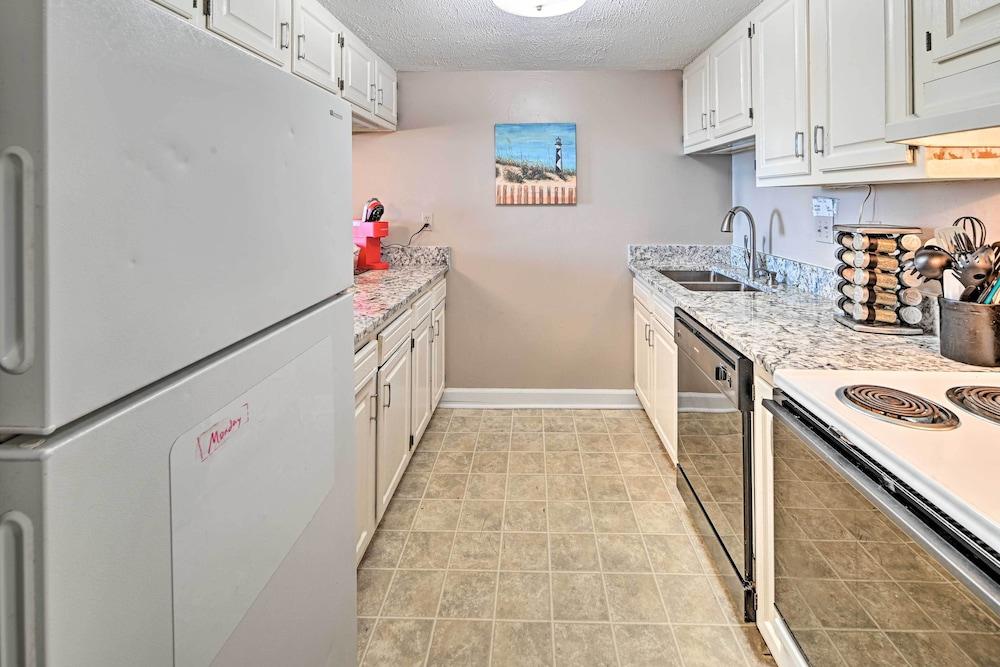 Bright Myrtle Beach Condo w/ Private Balcony!