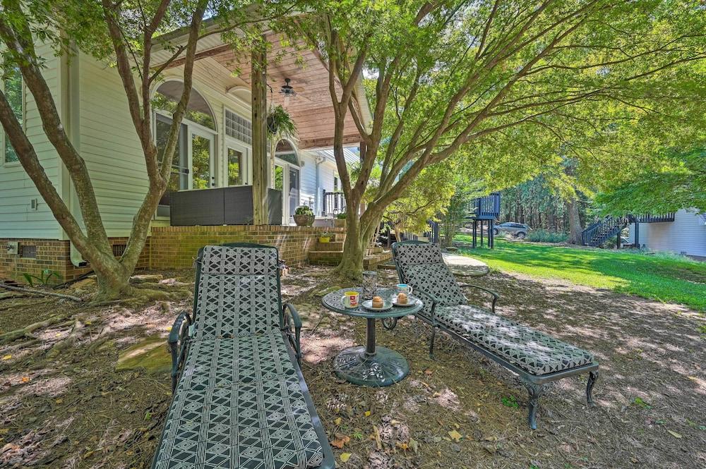 2 Mi to Clemson: Central Villa w/ Deck, Near Lakes