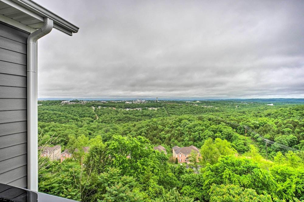 4 Mi to Silver Dollar City: Chic Branson Retreat!