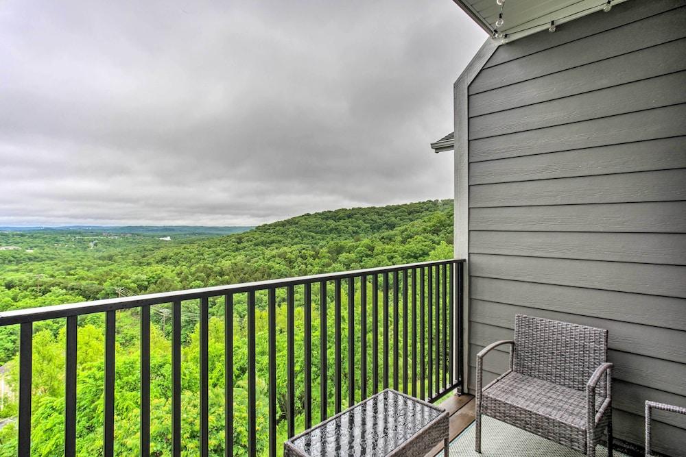 4 Mi to Silver Dollar City: Chic Branson Retreat!