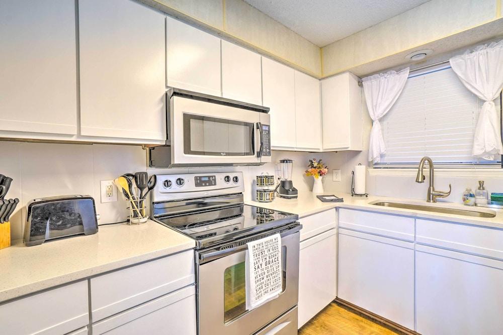 Resort Condo in Branson w/ Mountain & Lake Views!