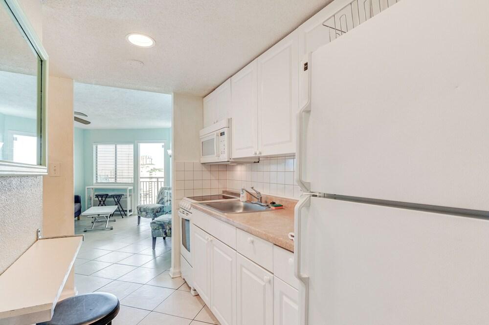 Steps to Ocean: Myrtle Beach Condo w/ Perks!