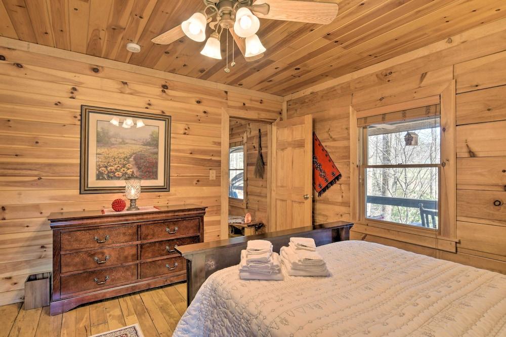 Creekside Marietta Cabin Retreat w/ Fire Pit!