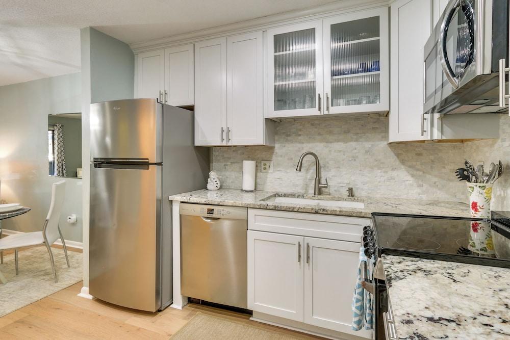 Walk to Beach: Hilton Head Condo w/ Pool Access