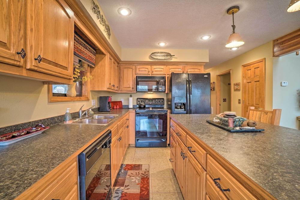 Idyllic Table Rock Lake Cabin w/ Fire Pit!