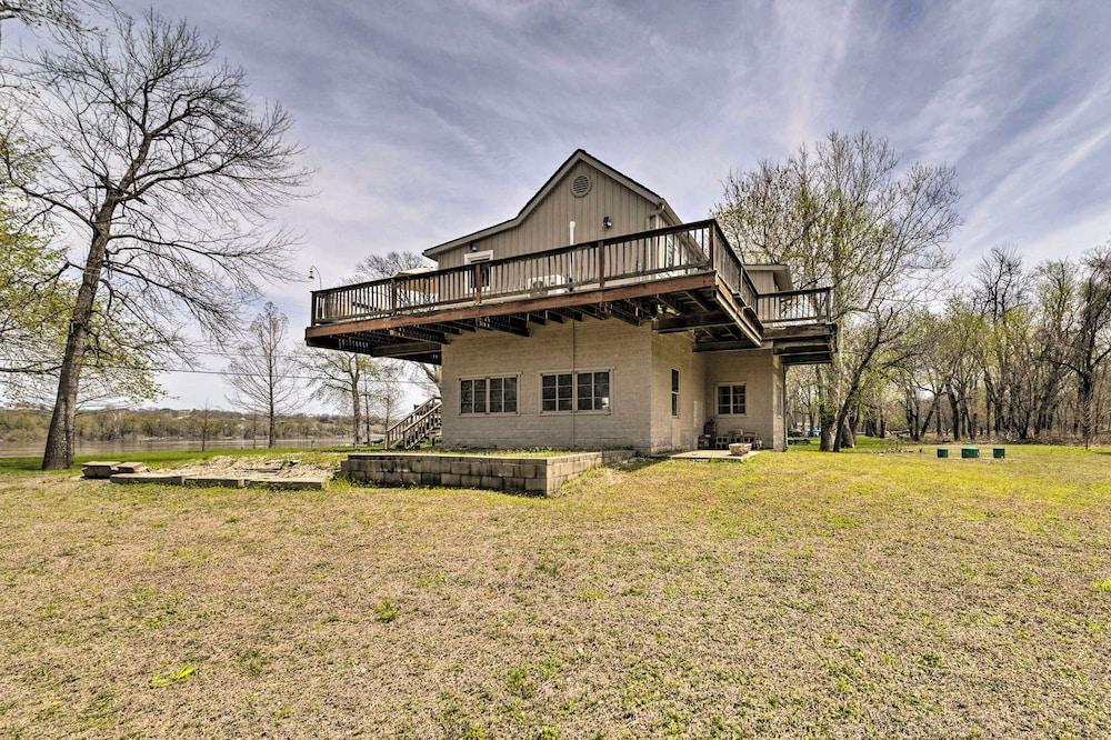 Lovely Couples Escape on Mississippi River!