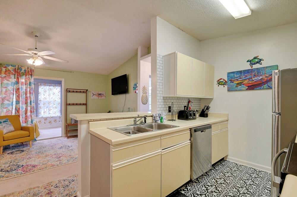 Myrtle Beach Condo 2 Mi to Surfside Beach!