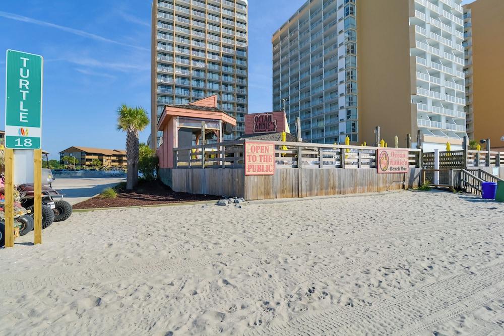 2 Mi to Apache Pier: Gem w/ Pool Access