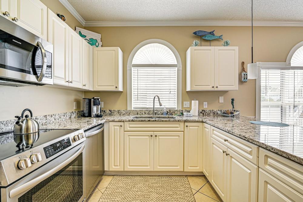 2 Mi to Beach: Pool-view Myrtle Beach Escape!