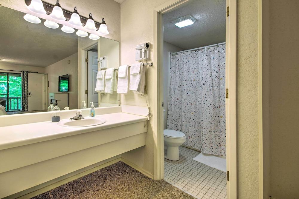 2 Decks & Pool Access: Osage Beach Retreat