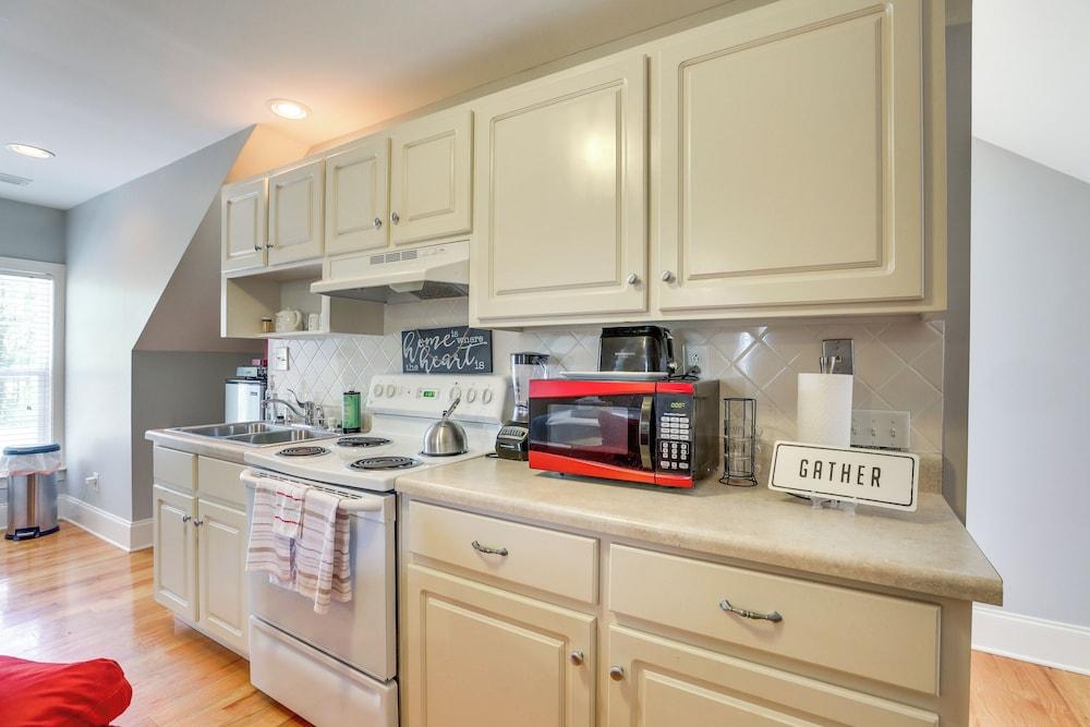 4 Mi to Dtwn: Simplistic Summerville Studio