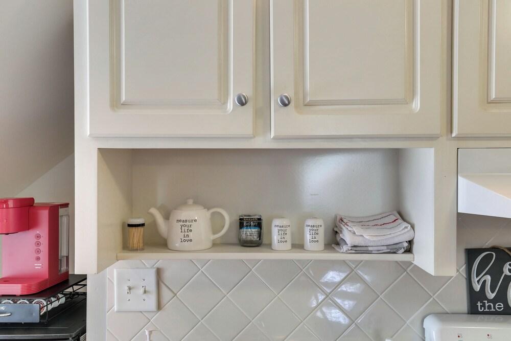 4 Mi to Dtwn: Simplistic Summerville Studio