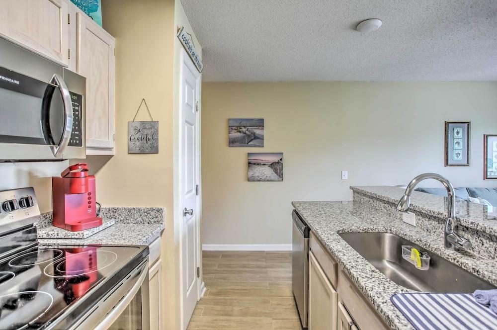 Sunny N Myrtle Condo w/ Pool < 2 Mi to Beach!