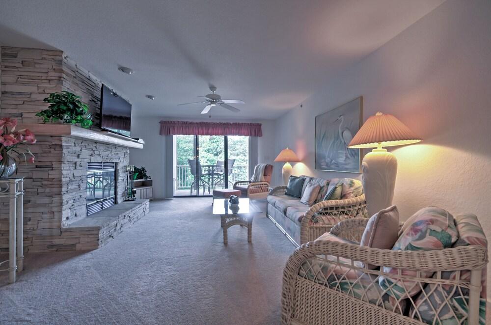 Tranquil Osage Beach Condo w/ Waterfront Decks!