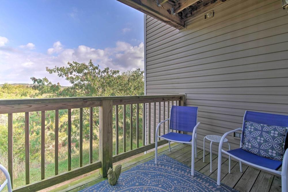 5 Mi to Marvel Cave: Ground-level Branson Apt!