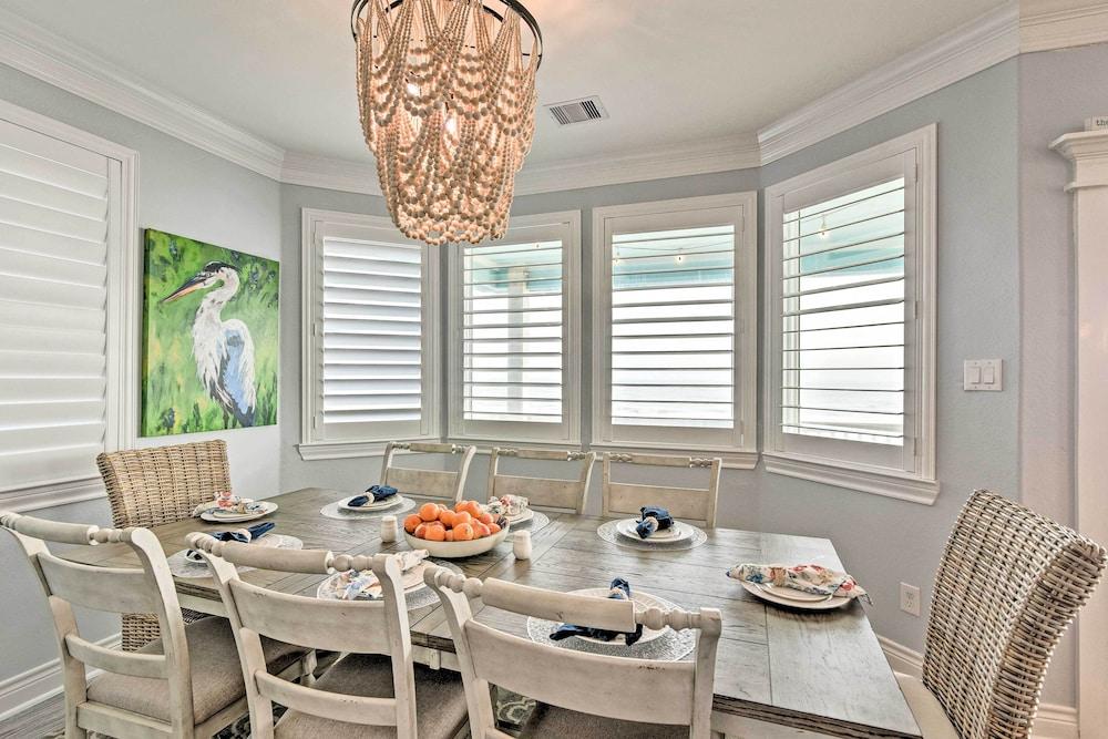 Beachfront Retreat: 16 Mi to Dtwn Freeport!