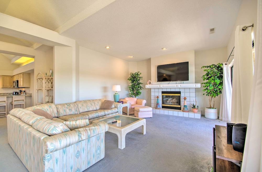 Waterfront Condo w/ Resort Perks in Lake Ozark!