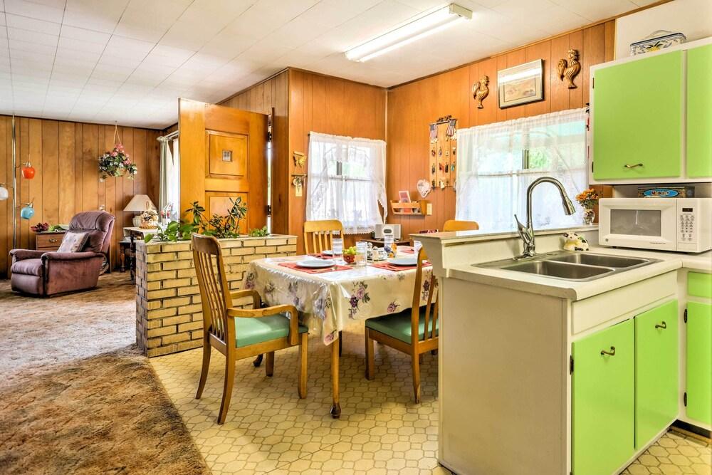 Bright Springer House w/ Hammock & Orchard Views!