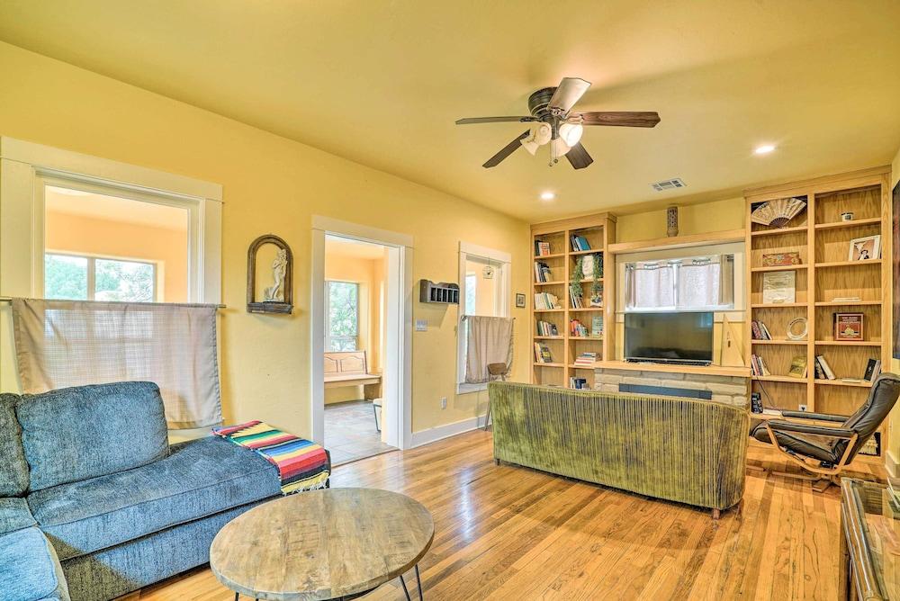 Cozy Las Cruces Gem: Fire Pit, Patio & Views!